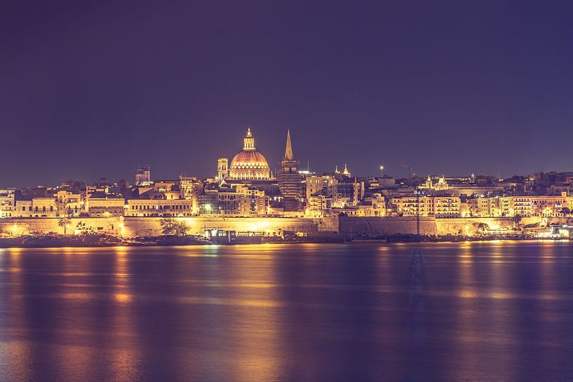 Valletta cityscape bij nacht II van Daan Duvillier | Regio in de Kijker