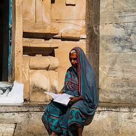 Lezende vrouw Rajastan - Pakistan van Marion Raaijmakers