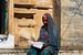 Femme de lecture Rajastan - Pakistan sur Marion Raaijmakers