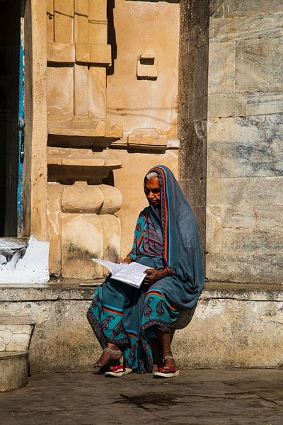 Lezende vrouw Rajastan - Pakistan van Marion Raaijmakers