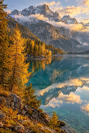 Bergsee im Herbst – Goldene Lärchen am Plansee von Albert Klee
