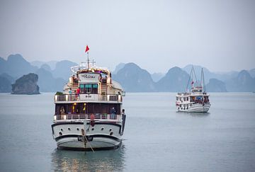 Vietnam -  Ausflugsschiffe in der Halong-Bucht von t.ART