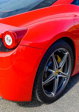 Detail op de achterzijde van een rode Ferrari 458 Italia sportwagen