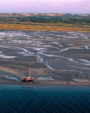 Een Gestrand Zeilschip bij Zonsopkomst op de Wadden van Ewold Kooistra