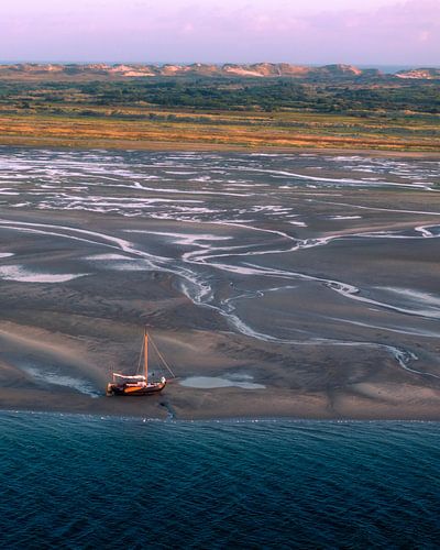Een Gestrand Zeilschip bij Zonsopkomst op de Wadden