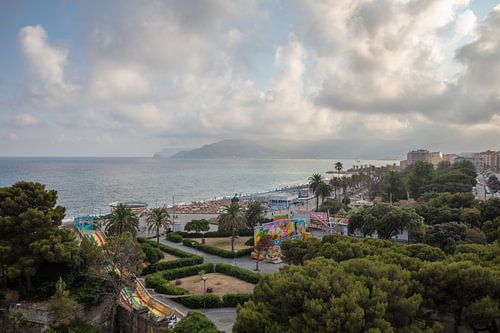 Gezicht over strand en kermis in Savona. Ligurie, Italie