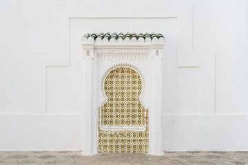 Fountain with yellow tiles and a white wall in Morocco by Photolovers reisfotografie