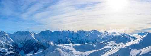Uitzicht over de met sneeuw bedekte bergen in de Tiroler Alpen in Oostenrijk