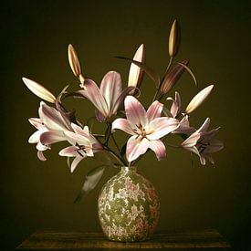 Blumen Stillleben Vintage Lilien von Petri Vermunt