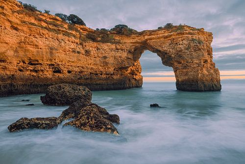 Coucher de soleil à Praia de Albandeira, en Algarve, au Portugal sur Henk Meijer Photography