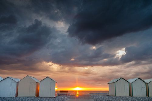 Sonnenuntergang Regen und Gewitter über Meer