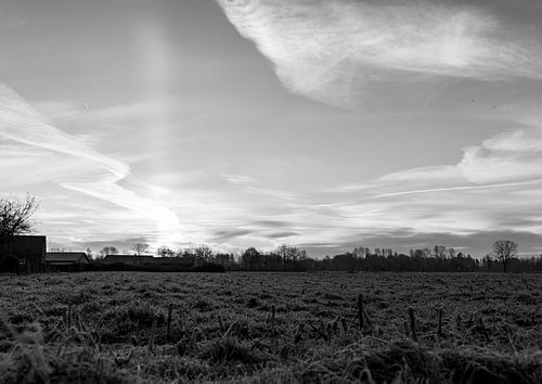 Wijde blik op het landschap met opkomende zon. zwart wit.