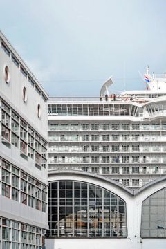 Drie gebouwen, één boot, Wilhelminapier, Rotterdam van Frans Blok