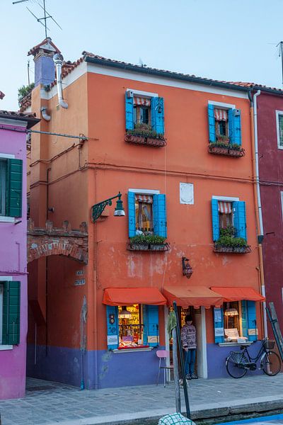 Boutique colorée sur l'île de Burno, près de la vieille ville de Venise, en Italie. par Joost Adriaanse