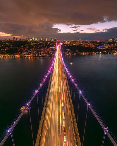 Drukke Brug van Istanbul bij avond
