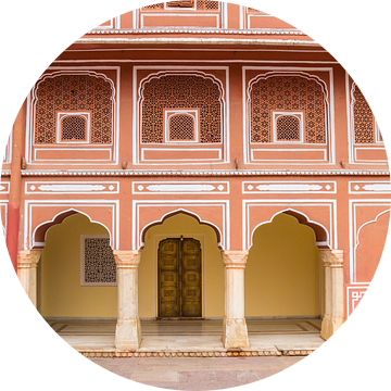 Kleurrijke gevel van het Chandra Mahal gebouw van het stadspaleis in Jaipur van Marc Venema