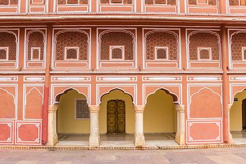 Farbenfrohe Fassade des Chandra Mahal Gebäudes des Stadtpalastes in Jaipur von Marc Venema