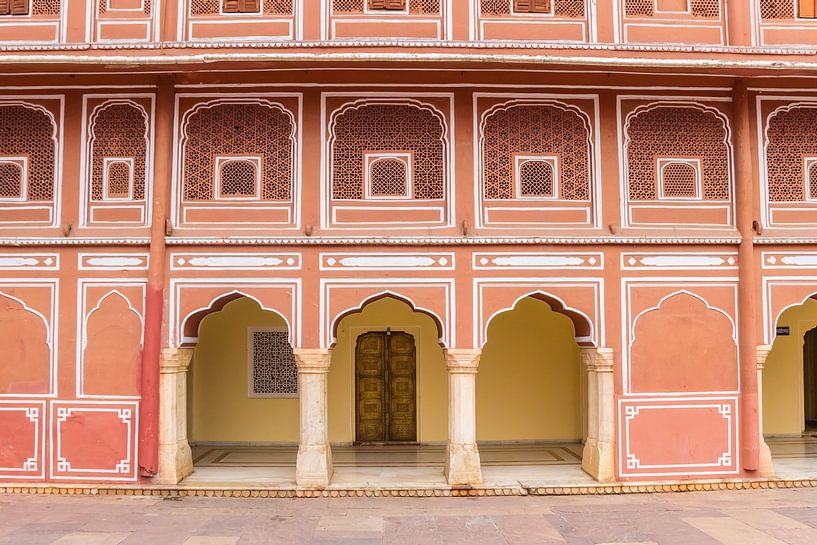 Farbenfrohe Fassade des Chandra Mahal Gebäudes des Stadtpalastes in Jaipur von Marc Venema
