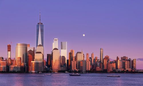 La pleine lune se lève sur Lower Manhattan au coucher du soleil
