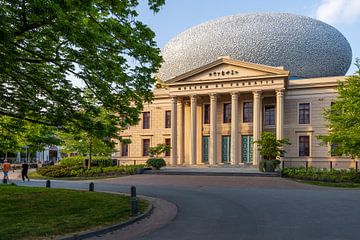 Sommer-Schritte: Spaziergänger im Museum de Fundatie in Zwolle von Bart Ros