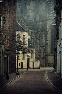 Hinter dem Dom in Utrecht in Farbe an einem nebligen Tag