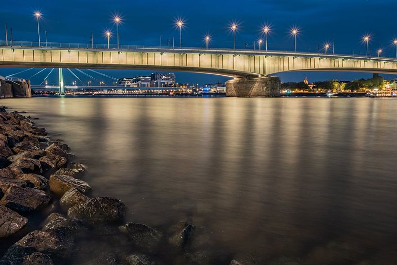 Pont Deutzer à Cologne la nuit tombée par 77pixels