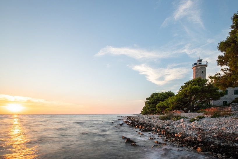 Landschap met zonsondergang, vuurtoren en dennenbos. Vir, Dalmatië, Kroatië van Fotos by Jan Wehnert