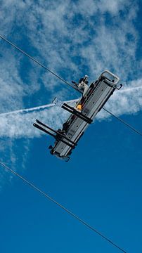 Piste Perspective : Les skis dans le ciel vus d'en bas sur Anne van de Kerkhof