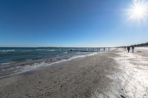 Mer Baltique, promeneurs en hiver sur la plage de Juliusruh, Rügen