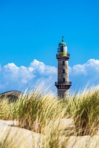 Blick auf den Leuchtturm mit Düne in Warnemünde