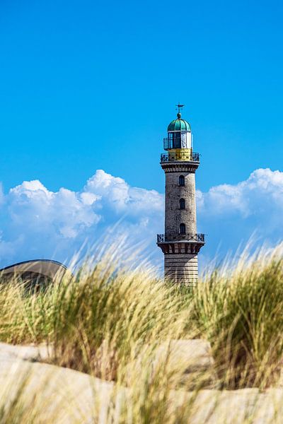 Blick auf den Leuchtturm mit Düne in Warnemünde von Rico Ködder
