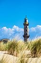 Blick auf den Leuchtturm mit Düne in Warnemünde von Rico Ködder Miniaturansicht