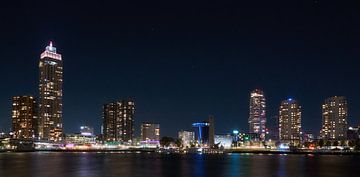 Skyline van Rotterdam aan de Nieuwe Maas van Ad Jekel