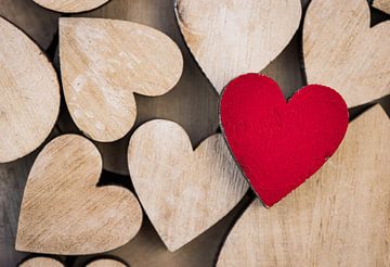 Romantische Valentijnsdagachtergrond met houten liefdesharten van Alex Winter
