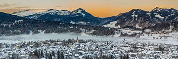 Morgenrot über Oberstdorf im Winter von Walter G. Allgöwer