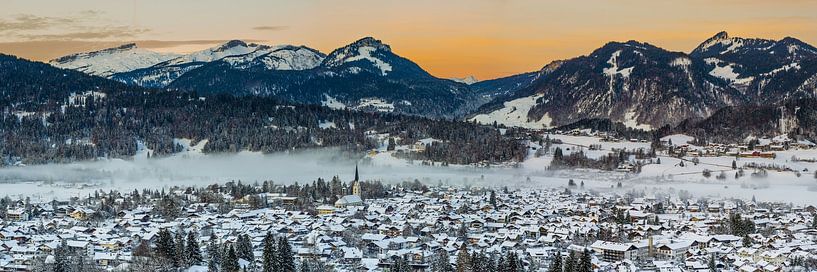 Dageraad boven Oberstdorf in de winter van Walter G. Allgöwer
