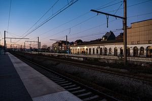 Het station van Tienen bij valavond van Werner Lerooy