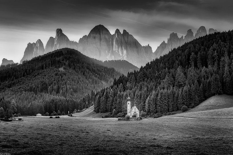 Chapelle dans la vallée de Villnöss avec panorama sur les Alpes. Noir Blanc par Manfred Voss, Photographie Noir et Blanc