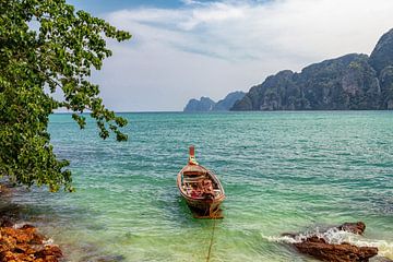 Een magische en verlaten zee op Kp Phi Phi van Martijn