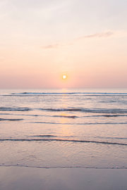 Kleine golven in de zee met zonsondergang | reisfotografie print | Nederland