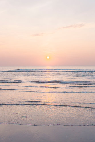 Kleine golven in de zee met zonsondergang | reisfotografie print | Nederland