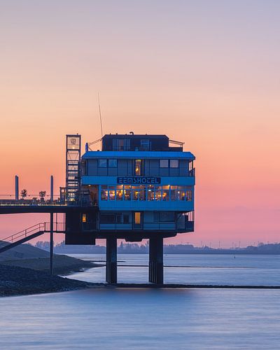 Zonsondergang bij het Eemshotel, Delfzijl