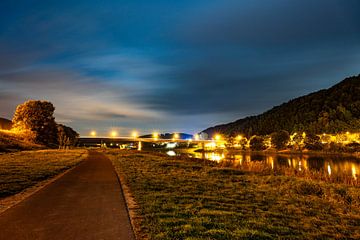 Elbe fietspad en snelwegbrug in Bad Schandau bij nacht van Holger Spieker