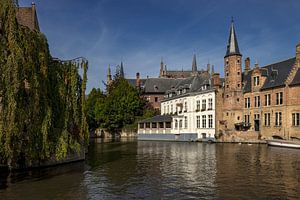 Brugge België Rozenhoedkaai zicht over het water van Marianne van der Zee