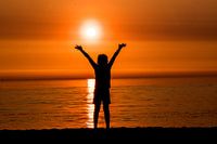 ondergaande zon met kind