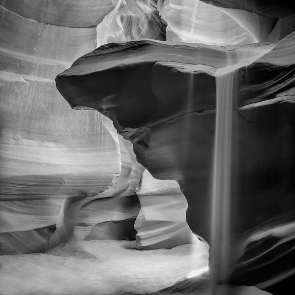 ANTELOPE CANYON Douche de sable noir et blanc par Melanie Viola