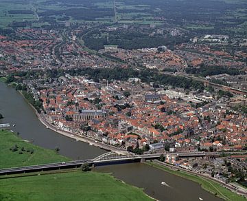 1990: Historische luchtfoto van de stad Deventer van Frans Rombout