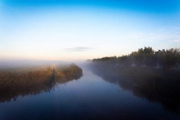 Niederländische Landschaft im Nebel Eempolder von Mark de Weger