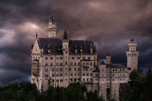 Neuschwanstein in de wolkenlucht