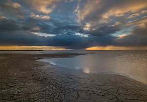 Stormachtige zonsondergang op het wad van Marcel Kerdijk